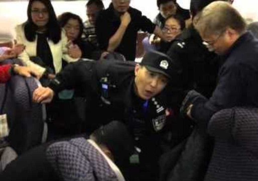 Police Officers Confront Unruly Passenger After United Airlines Denies Upgrade