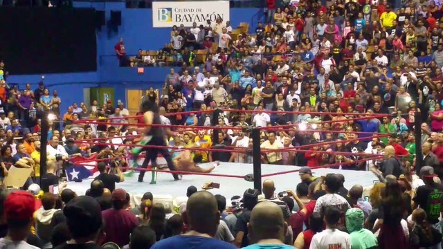 Un fan de Catch s'en prend à un catcheur en plein match... Dingue