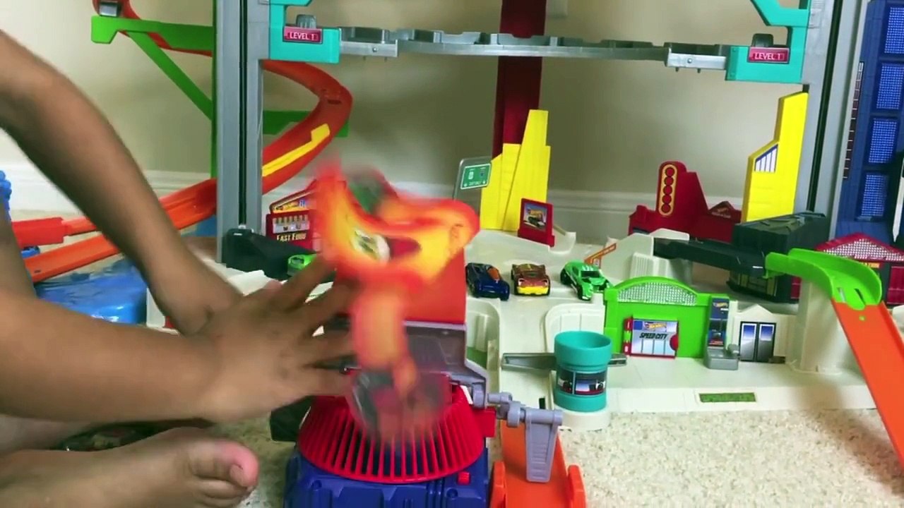 BIGGEST HOT WHEELS ULTIMATE GARAGE PLAYSET Shark Attack Disney Cars Toys McQueen kids Toys