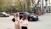 Mercedes C на светофоре, пешеходы!