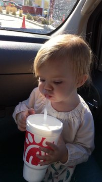 Une fillette fait semblant de chanter Hello de Adele et c'est trop mignon