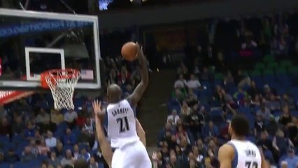 Kevin Garnett met Blake Griffin sur un poster