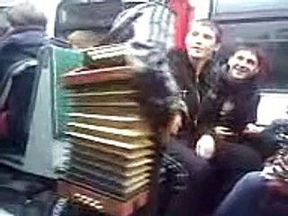 Супер мальчик в электричке! Песня!