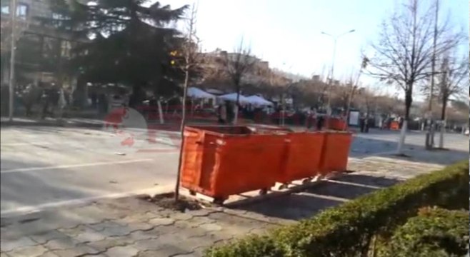 Makina shpërthen në ecje pranë tregut në Kombinat, plagoset rëndë drejtuesi