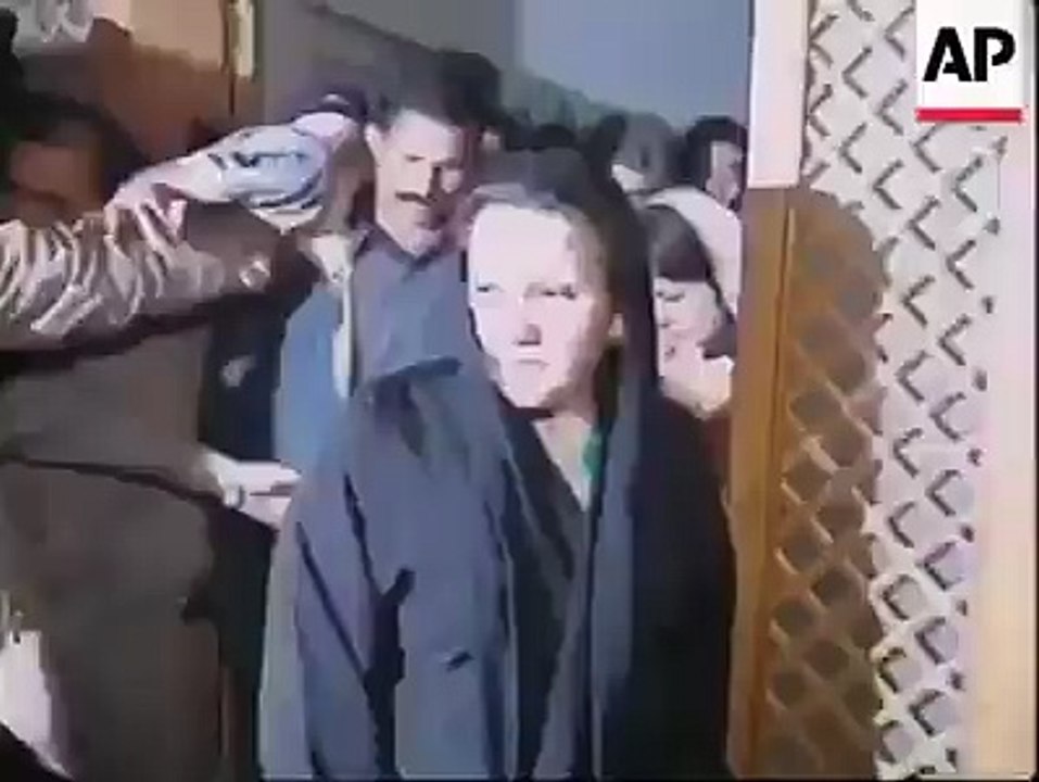 نواز شریف اپنے خاندان کے ہمراہ جلا وطنی کے مو قع پر فرار ہو تے ہوئے
