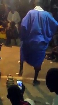 Le vieux se laisse emporter par les chants religieux lâche des pas de danses incroyables