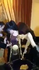 عرب میں شادی کے دوران دلہن کو پہنایا گیا سونا دیکھیں۔