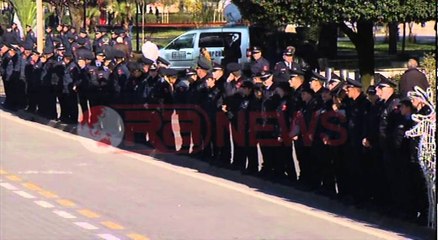 Kordoni i policise i vendosur perpara Kryeministrise ne pritje te protestes