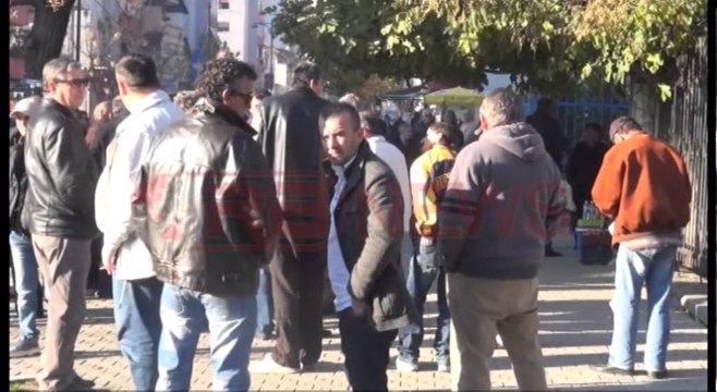 Qytetaret e Elbasanit me autobus drejt Tiranes per te protestuar - Ora News- Lajmi i fundit-