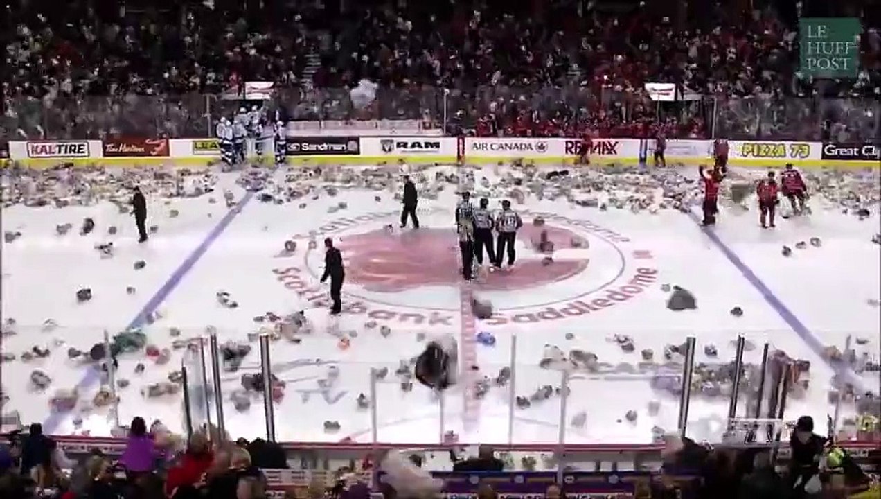 Des supporters de hockey jettent 29 000 ours en peluche sur la glace