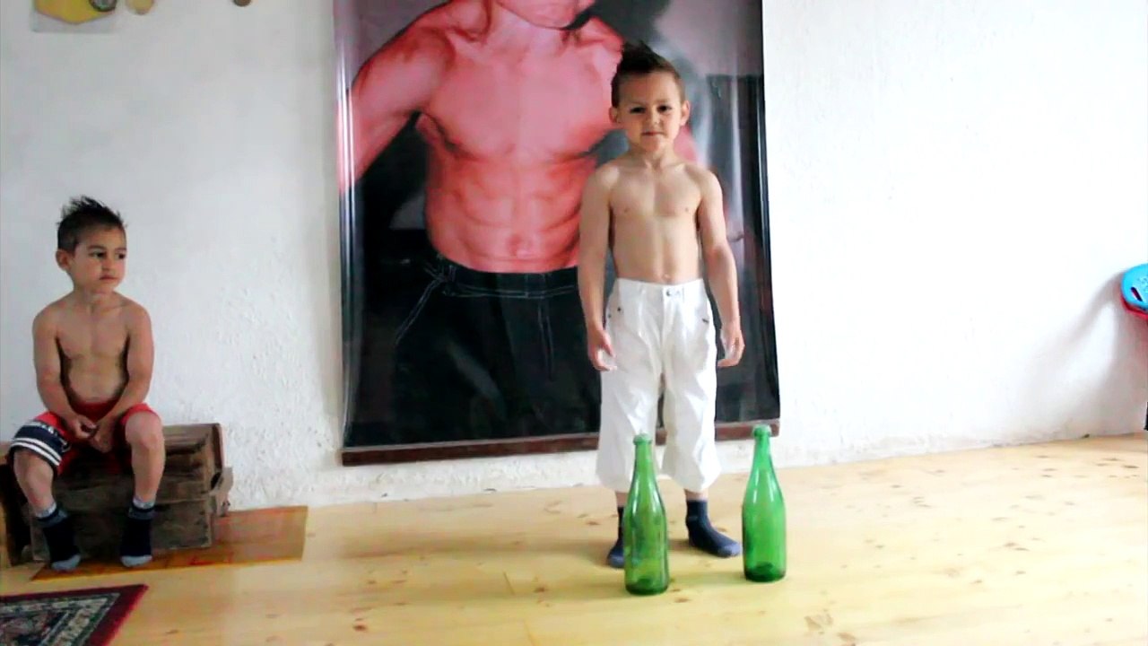 strong ! pushups in two bottles