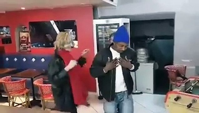 تونسي مشنعها شطيح مع زوز نساء سياح على ألحان الڨصبة هههههه