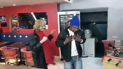 تونسي مشنعها شطيح مع زوز نساء سياح على ألحان الڨصبة هههههه