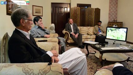 وزیراعلٰی پرویز خٹک بلین ٹری سونامی کی ویڈیوز کا جائزہ لیتے ہوئے