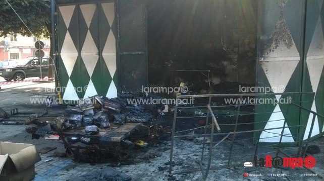 Aversa. Prende fuoco una baracca per la vendita di addobbi natalizi in piazza Marconi