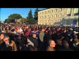 Protestuesit hedhin vezë dhe tymuese drejt Kryeministrisë - Ora News- Lajmi i fundit-