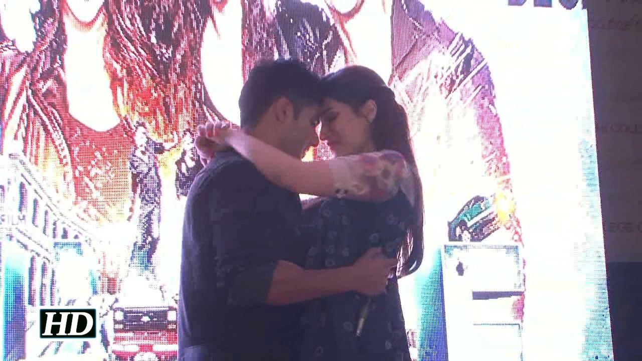 Unbelievable Varun And Kriti Get Too Close During Dilwale Promotion