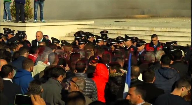 Protestuesit perplasen me policine ndersa Basha bente thirrje: Rama-Meta shporruni !