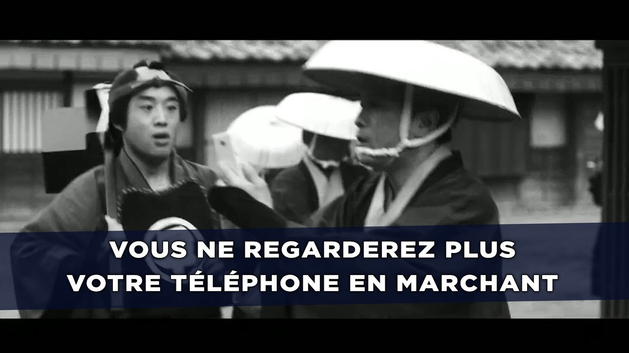 Marcher avec son téléphone à la main est dangereux, les samouraïs vous le disent