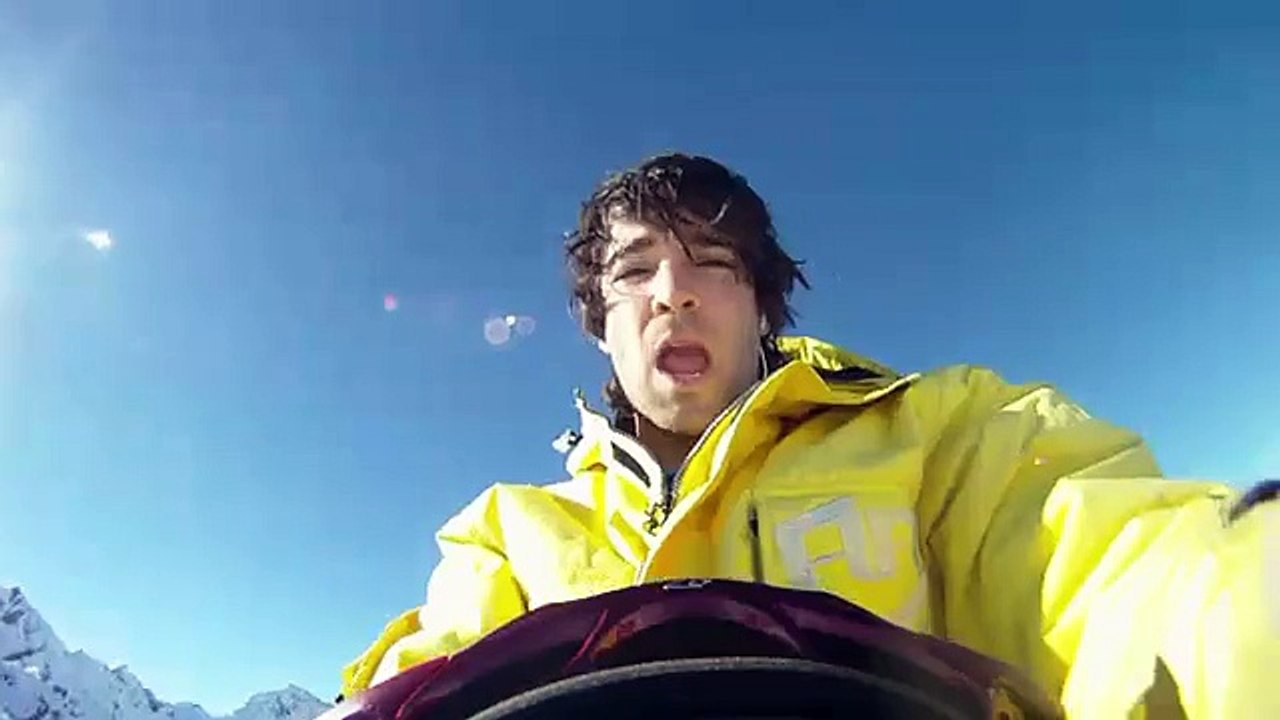 un-skieur-chute-du-sommet-d-une-montagne