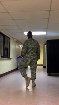 Ce soldat est aussi un danseur Hip-hop énorme!!!