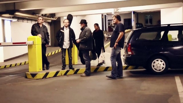 Jouer de la corne de brume géante dans un parking : reverb naturelle magique