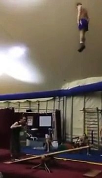 2 acrobates incroyables font une démo de Jumping jack... Dingue!