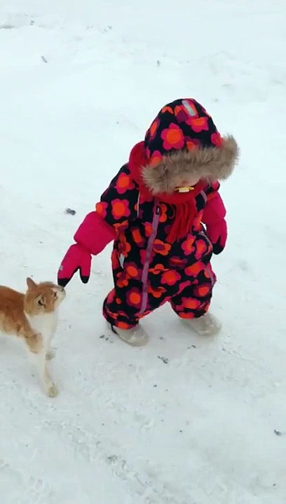 Un chat pas cool avec une petite fille