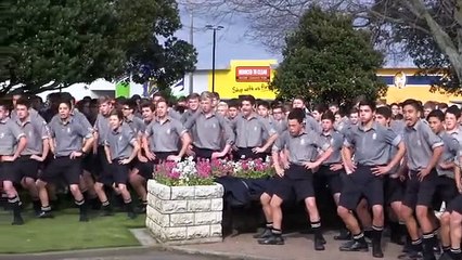 Des lycéens font un haka hommage à leur prof