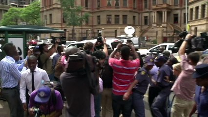 Pistorius paga fiança e mantém prisão domiciliar