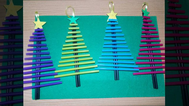 Árbol de Navidad hecho con pajitas