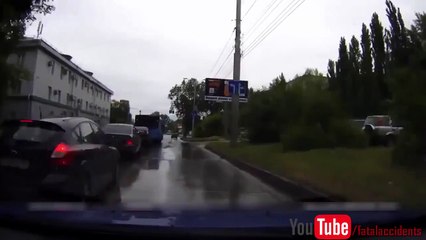 Un homme se fait percuter par une voiture et se relève comme si de rien n'était