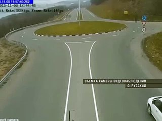 Des pompiers Russes prennent un raccourci à un rond-point