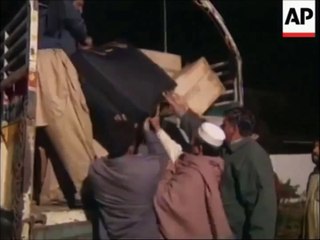 Leaked Video When Kalsoom Nawaz Running Away With 110 Boxes in 99