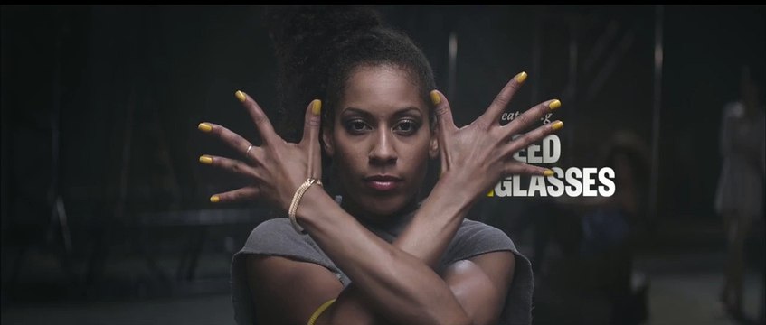 Une ballerine commence à danser devant ce cheval, lorsqu'il s'approche d'elle, wow!