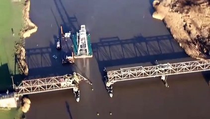 Beelden: De kapotte spoorbrug bij Weener wordt geborgen - RTV Noord