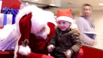 Un Santa Claus que usó lenguaje de señas con una niña sorda causa revuelo en las redes