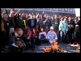 Protestuesit qëlluan me gurë, shkopinj dhe vezë Kryeministrinë- Ora News- Lajmi i fundit-