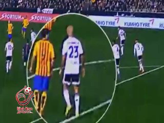 .. استفزاز لويس سواريز لــ التونسى ايمن عبدالنور اثناء مباراة برشلونه و فالنسيا