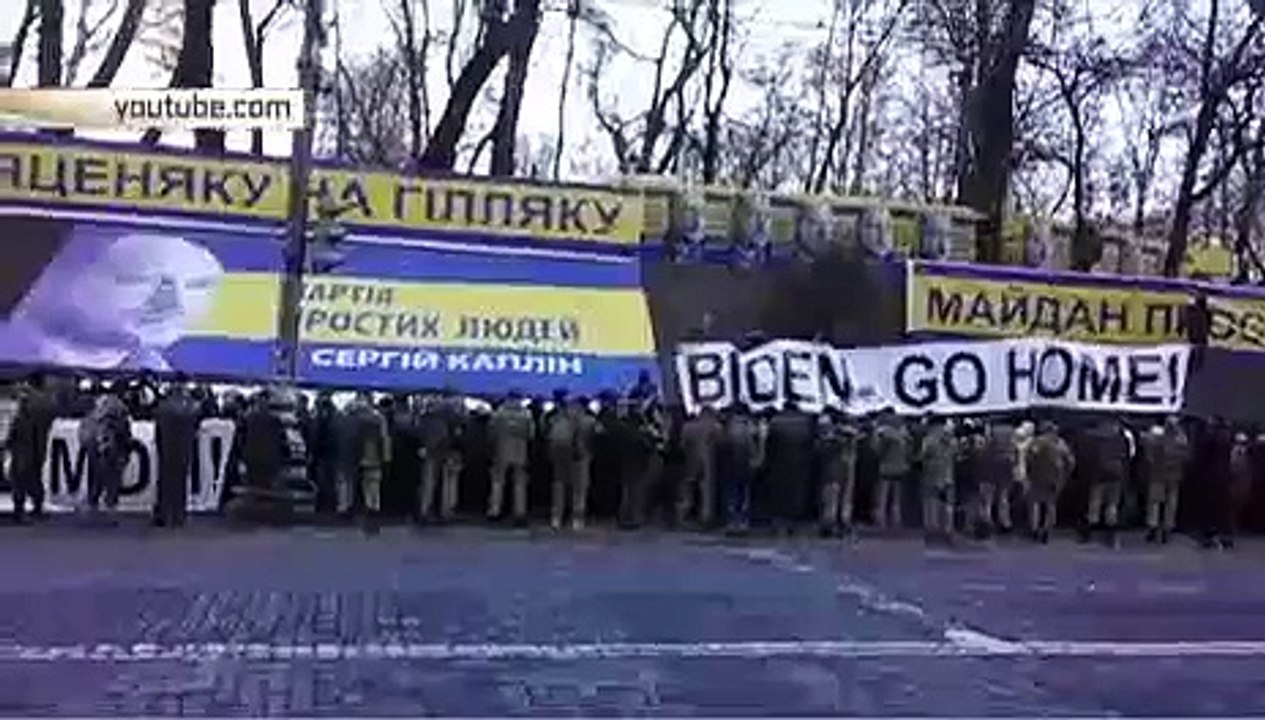 Киевляне вышли с плакатами «Байден, возвращайся домой»