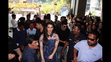 Varun Dhawan and Kriti Sanon promote Dilwale at Mithibai College