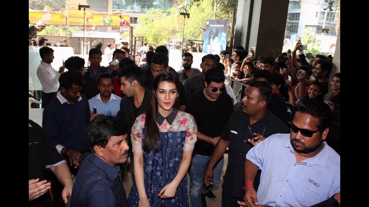 Varun Dhawan and Kriti Sanon promote Dilwale at Mithibai College