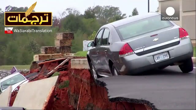 الأرض تبتلع 12 سيارة في موقف للسيارات بالولايات المتحدة الأمريكية