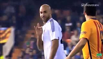 ‫تفرج شنو عمل أيمن عبد النور لسواراز في المباراة ضد برشلونة‬