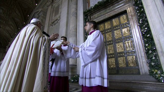 Papa abre a Basílica de São Pedro para inaugurar Jubileu
