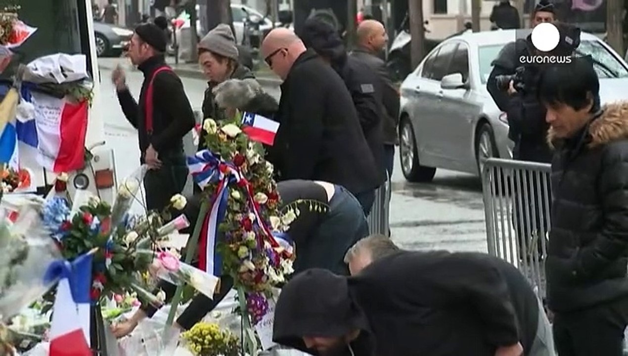 Omaggio degli Eagles of death metal davanti alle porte ancora chiuse del Bataclan