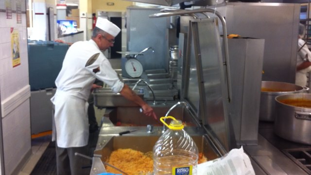 Dans la cantine sont préparés 3 200 repas par jour