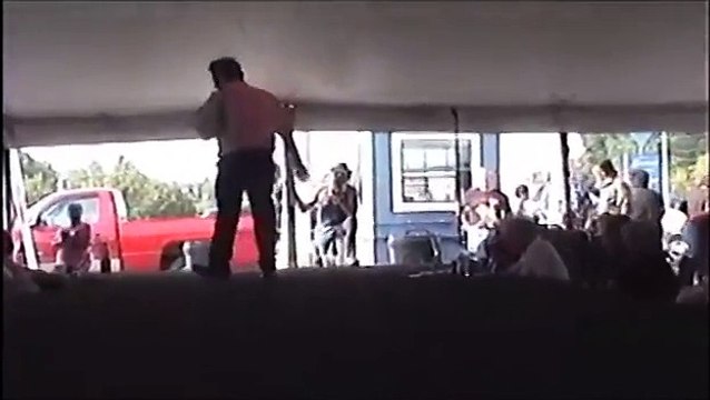 Open mic 'Don't Be Cruel' at Elvis Week (video)