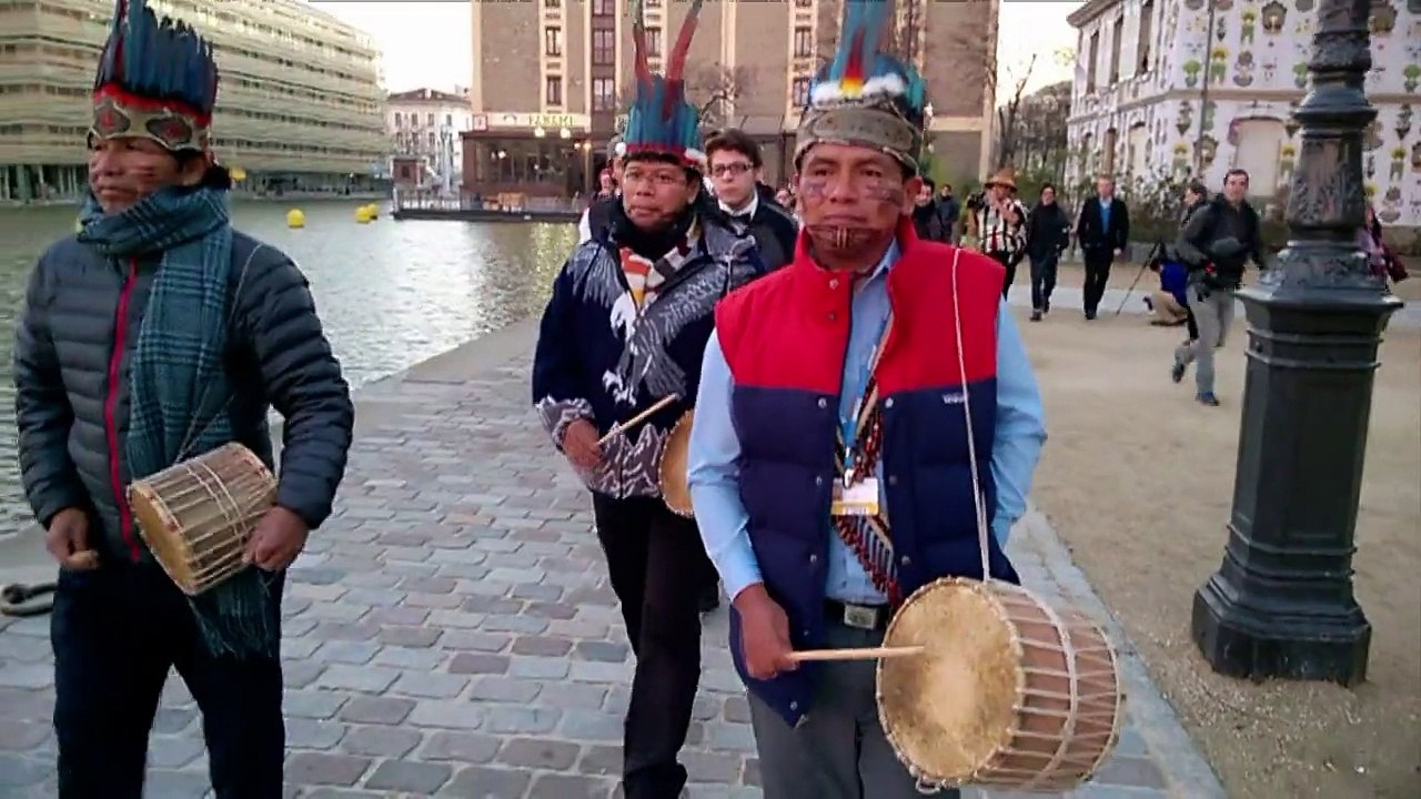 COP21: une pirogue des peuples autochtones navi...