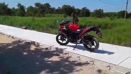 Il se bat avec un singe qui a uriné sur sa moto
